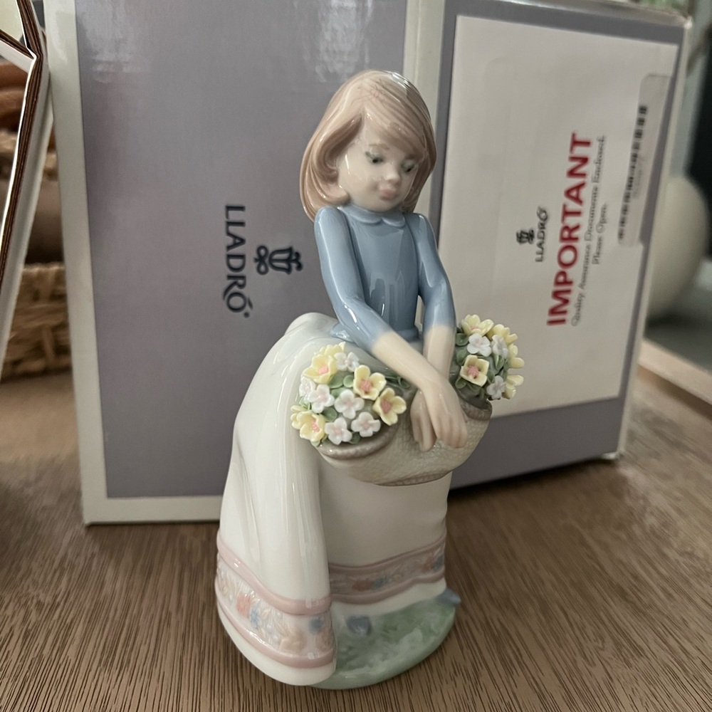 Lladro May Flowers 05467 Porcelain Girl with Basket and Flowers